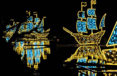 Güzel Noel süslemeleri. Parlak bahçe figürleri