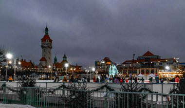Sopot, Polonya - 18 Ocak 2025: Eski deniz feneri ve Sopot tarihi meydanı. İnsanlar Noel 'i ve geleneksel Noel pazarını kutluyor