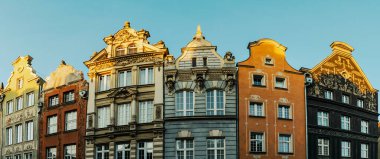 Eski Gdansk Kasabası 'ndaki antik evlerin Gotik çatıları