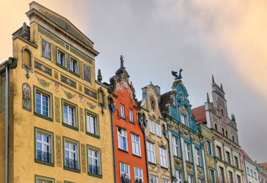 Eski Gdansk Kasabası 'ndaki antik evlerin Gotik çatıları