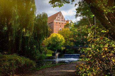 Gdansk, Polonya - 12 Ekim 2024: Doğu Avrupa 'nın güzel ortaçağ kasabası. Polonya, Olsztyn 'deki antik gotik kale. Prusya tuğla gotik mimarisi