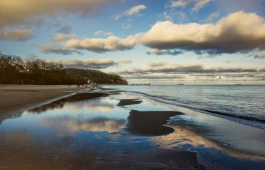 Polonya 'nın Gdynia kentindeki Baltık Denizi kıyısında eski güzel bir iskele.