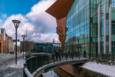 Gdansk, Polonya - 16 Şubat 2025: Forum, modern alışveriş merkezi ve tarihi Gdansk bölgesindeki iş merkezi. Çağdaş cam ve demir mimarisi