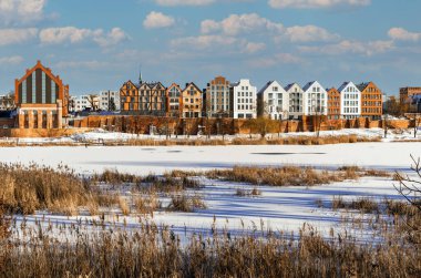 Malbork 'ta eski bir kasaba ve kışın Nogat nehri.