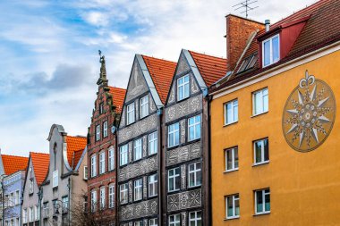 Eski Gdansk Kasabası 'ndaki ortaçağ evlerinin Gotik çatıları