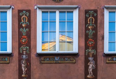 Lüks antik malikanenin renkli duvarları ve pencereleri.