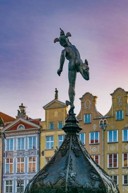 Eski Gdansk kasabasında Hermes 'in antik bronz heykeli