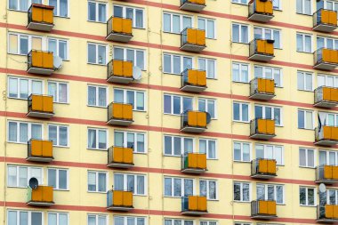 Sarı balkonlu eski bir blok bina. Avrupa 'daki Sovyet mimarisi, kötü yaşam koşulları
