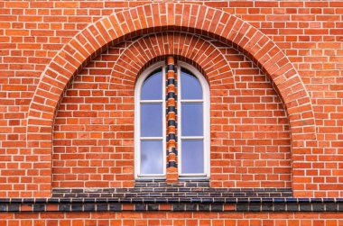 Antik tuğla gotik bina ve kemerli pencere