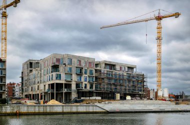 Eski kasabada yeni ev inşaatı. Beton çerçeve ve turnalar