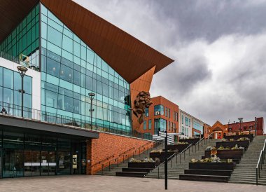 Gdansk, Polonya - 16 Mart 2025: Forum, modern alışveriş merkezi ve tarihi Gdansk bölgesindeki iş merkezi. Çağdaş cam ve demir mimarisi