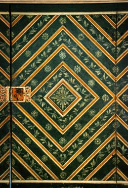 Güzel antik boyalı kilise kapısı. Geometrik ve çiçekli desen