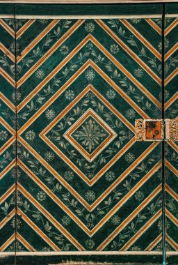 Güzel antik boyalı kilise kapısı. Geometrik ve çiçekli desen