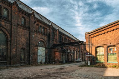 Gdansk 'taki tarihi tersanede eski tuğla depoları.