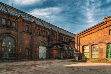 Gdansk 'taki tarihi tersanede eski tuğla depoları.