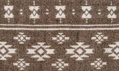 Geometrik desenli geleneksel kahverengi yün paspas dokusu
