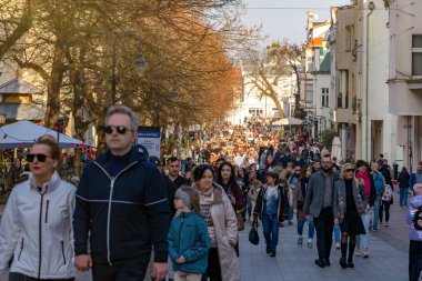 Sopot, Polonya - 03 Mart 2025: Güzel Monte Cassino Caddesi, Sopot. Hafta sonları yürüyen insanlar. Polonya 'nın Baltık Denizi kıyısındaki ünlü turizm beldesi