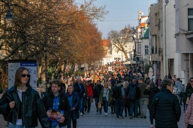 Sopot, Polonya - 03 Mart 2025: Güzel Monte Cassino Caddesi, Sopot. Hafta sonları yürüyen insanlar. Polonya 'nın Baltık Denizi kıyısındaki ünlü turizm beldesi