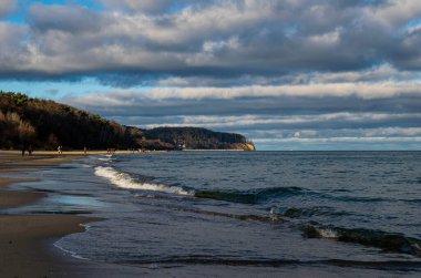 Polonya 'nın Gdynia kentindeki Baltık Denizi kıyısında eski güzel bir iskele.