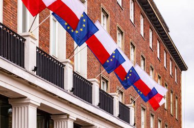 Polonya ve Avrupa Birliği, Polonya 'daki hükümet binası cephesinde bayrak salladı