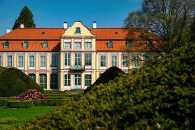 Gdansk 'taki Oliwa Park' ta çim ve çiçek yatakları.