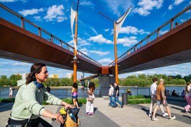 Varşova, Polonya - 20 Nisan 2025: Hafta sonu şehirde faaliyet. Güzel bir köprü, Vistula seti ve yürüyen insanlar. Polonya 'nın başkenti Varşova' da şehir yaşam tarzı