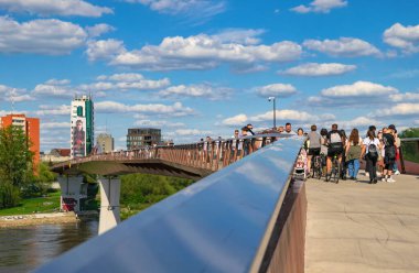 Varşova, Polonya - 20 Nisan 2025: Hafta sonu şehirde faaliyet. Güzel bir köprü, Vistula seti ve yürüyen insanlar. Polonya 'nın başkenti Varşova' da şehir yaşam tarzı