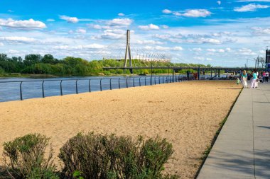 Varşova, Polonya - 20 Nisan 2025: Hafta sonu şehirde faaliyet. Güzel bir köprü, Vistula seti ve yürüyen insanlar. Polonya 'nın başkenti Varşova' da şehir yaşam tarzı