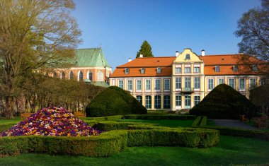 Gdansk 'taki Oliwa Park' ta çim ve çiçek yatakları.