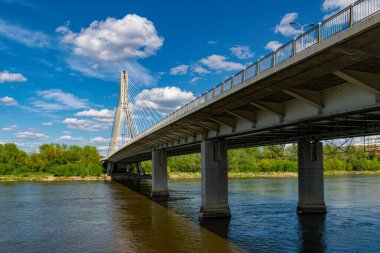 Varşova 'daki Vistula Nehri üzerindeki güzel köprü