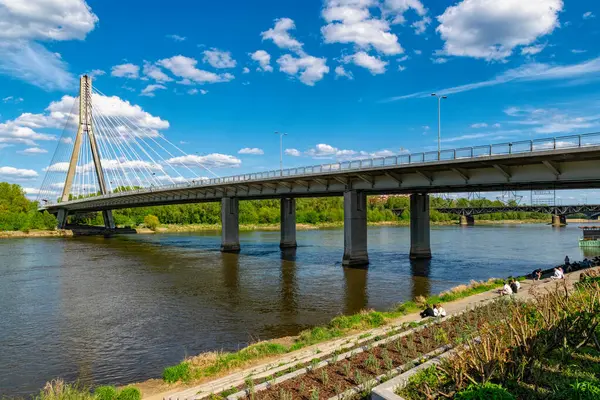 Varşova 'daki Vistula Nehri üzerindeki güzel köprü