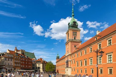 Varşova, Polonya - 20 Nisan 2025 bahar tatili, Varşova 'da Paskalya kutlaması. Tarihi meydanda yürüyen insanlar Old Town 'da, Royal Castle' da ve bahçelerde