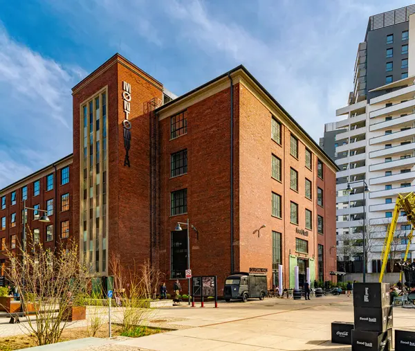 Gdansk, Polonya - 13 Nisan 2025: yemek salonu Montownia ve tarihi Gdansk tersanesinde çatı katı tarzında yeni konut inşaatı. Otelleri ve açık gece kulüpleri olan ünlü bir dinlenme yeri.