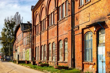 Gdansk 'taki tarihi tersanede eski tuğla depoları.