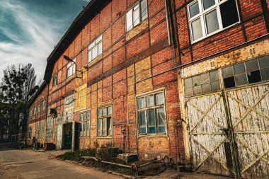 Gdansk 'taki tarihi tersanede eski tuğla depoları.