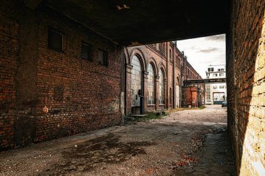 Gdansk 'taki tarihi tersanede eski tuğla depoları.