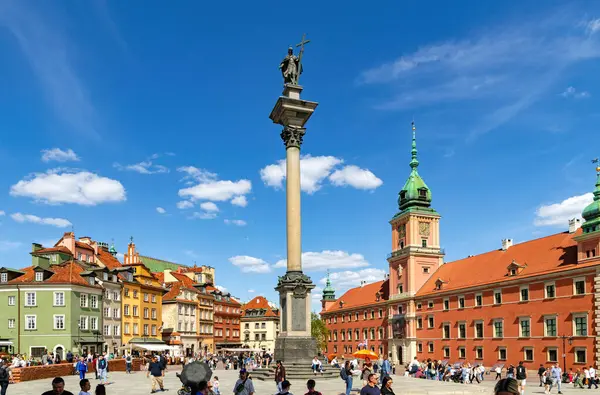 Varşova, Polonya - 20 Nisan 2025 bahar tatili, Varşova 'da Paskalya kutlaması. Tarihi meydanda yürüyen insanlar Old Town 'da, Royal Castle' da ve bahçelerde