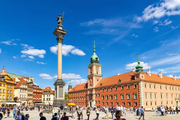 Varşova, Polonya - 20 Nisan 2025 bahar tatili, Varşova 'da Paskalya kutlaması. Tarihi meydanda yürüyen insanlar Old Town 'da, Royal Castle' da ve bahçelerde