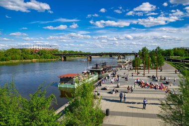 Varşova, Polonya - 20 Nisan 2025: Hafta sonu şehirde faaliyet. Güzel bir köprü, Vistula seti ve yürüyen insanlar. Polonya 'nın başkenti Varşova' da şehir yaşam tarzı