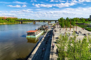 Varşova, Polonya - 20 Nisan 2025: Hafta sonu şehirde faaliyet. Güzel bir köprü, Vistula seti ve yürüyen insanlar. Polonya 'nın başkenti Varşova' da şehir yaşam tarzı