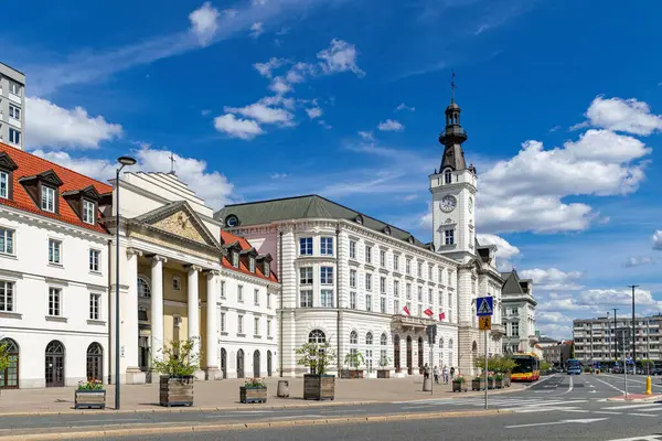 Varşova, Polonya - 20 Nisan 2025: Polonya 'nın başkenti Varşova' da güzel şehir manzarası. Saat kulesi ve caddelerdeki ulaşım trafiği olan antik güzel bir bina.