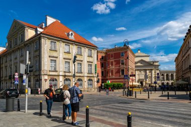 Varşova, Polonya - 20 Nisan 2025: Polonya 'nın başkenti Varşova' da güzel şehir manzarası. Saat kulesi ve caddelerdeki ulaşım trafiği olan antik güzel bir bina.