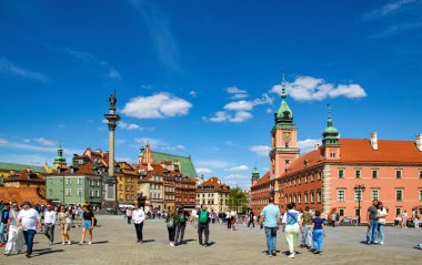 Varşova, Polonya - 20 Nisan 2025 bahar tatili, Varşova 'da Paskalya kutlaması. Tarihi meydanda yürüyen insanlar Old Town 'da, Royal Castle' da ve bahçelerde