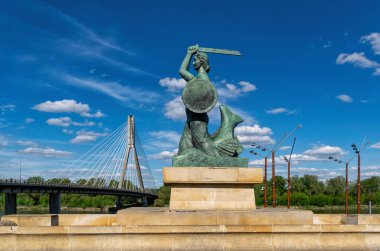 Varşova, Polonya - 20 Nisan 2025: Varşova 'nın simgesi Syrenka' nın bronz heykeli. 1939 'da Swietokrzyski Köprüsü' nün yanındaki Vistula Bulvarı 'na heykeltıraş Louise Nitschowa