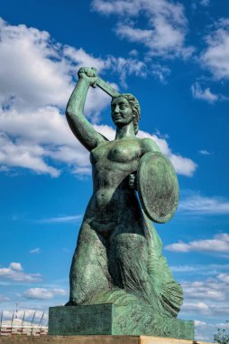 Varşova, Polonya - 20 Nisan 2025: Varşova 'nın simgesi Syrenka' nın bronz heykeli. 1939 'da Swietokrzyski Köprüsü' nün yanındaki Vistula Bulvarı 'na heykeltıraş Louise Nitschowa