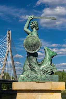 Varşova, Polonya - 20 Nisan 2025: Varşova 'nın simgesi Syrenka' nın bronz heykeli. 1939 'da Swietokrzyski Köprüsü' nün yanındaki Vistula Bulvarı 'na heykeltıraş Louise Nitschowa