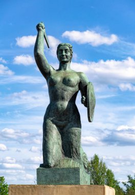 Varşova, Polonya - 20 Nisan 2025: Varşova 'nın simgesi Syrenka' nın bronz heykeli. 1939 'da Swietokrzyski Köprüsü' nün yanındaki Vistula Bulvarı 'na heykeltıraş Louise Nitschowa