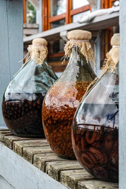 Mayalanmış böğürtlenli eski cam şişe. Avrupa 'da kırsal şarap üretimi