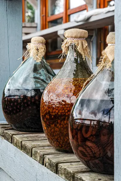 Mayalanmış böğürtlenli eski cam şişe. Avrupa 'da kırsal şarap üretimi