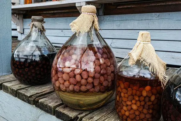 Mayalanmış böğürtlenli eski cam şişe. Avrupa 'da kırsal şarap üretimi